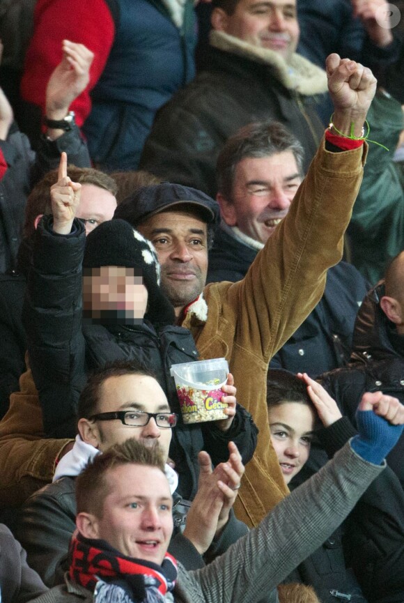 Yannick Noah et son fils Joalukas lors du match entre le PSG et Evian Thonon Gaillard au Parc des Princes à Paris le 8 décembre 2012 à Paris (victoire du PSG 4-0)