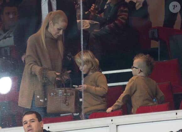 Helena Seger et les enfants de Zlatan Ibrahimovic lors du match entre le Paris Saint-Germain et Evian Thonon Gaillard le 8 décembre 2012 au Parc des Princes de Paris le 8 décembre 2012 (victoire 4-0 du PSG)