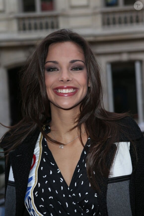 Marine Lorphelin, Miss France 2013, à la sortie d'Europe 1 avec Sylvie Tellier, le 10 décembre 2012