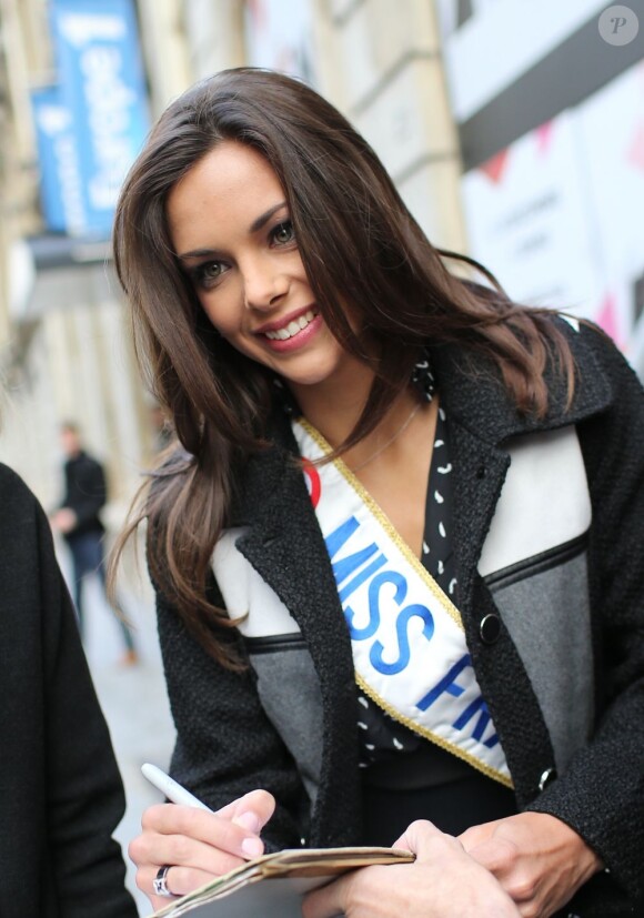 Marine Lorphelin, Miss France 2013, à la sortie d'Europe 1 avec Sylvie Tellier, le 10 décembre 2012