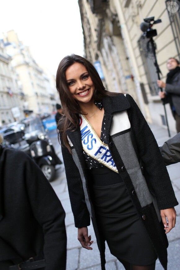 Marine Lorphelin, Miss France 2013, à la sortie d'Europe 1 avec Sylvie Tellier, le 10 décembre 2012