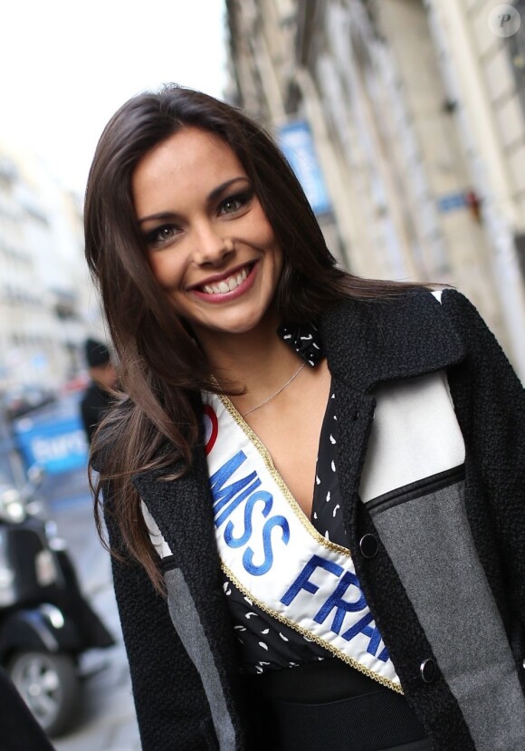 Marine Lorphelin, Miss France 2013, à la sortie d'Europe 1 avec Sylvie Tellier, le 10 décembre 2012