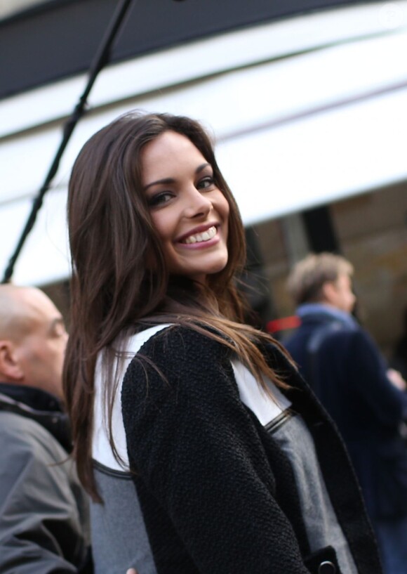 Marine Lorphelin, Miss France 2013, à la sortie d'Europe 1 avec Sylvie Tellier, le 10 décembre 2012