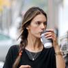 C'est avec un café à la main et un sac Givenchy sous le coude qu'Alessandra Ambrosio se rend à son cours de Pilates. Los Angeles, le 8 décembre 2012.