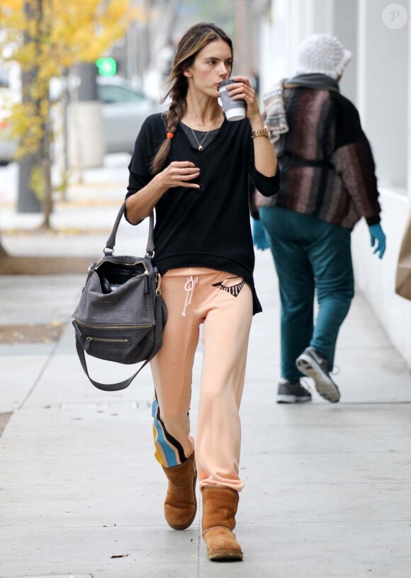 C'est avec un café à la main et un sac Givenchy sous le coude qu'Alessandra Ambrosio se rend à son cours de Pilates. Los Angeles, le 8 décembre 2012.