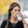 Alessandra Ambrosio, détendue, se rend à son cours de Pilates. Los Angeles, le 8 décembre 2012.