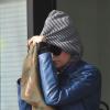 Nicole Richie se cache des photographes derrière un foulard Alexander McQueen à la sortie de son cours de gym. Studio City, le 9 décembre 2012.