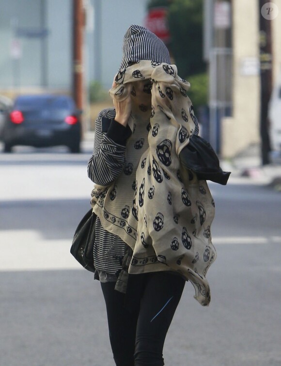 Nicole Richie quitte son cours de gym, cachée derrière un foulard Alexander McQueen. Studio City, le 26 novembre 2012.