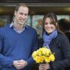 Le duc et la duchesse de Cambridge à la sortie de l'hôpital King Edward VII de Londres le 6 décembre 2012.