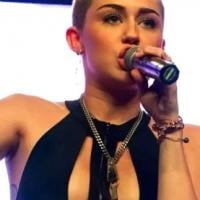 Miley Cyrus : Poitrine débordante et panoplie SM, c'est la bérézina !