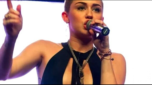 Miley Cyrus : Poitrine débordante et panoplie SM, c'est la bérézina !