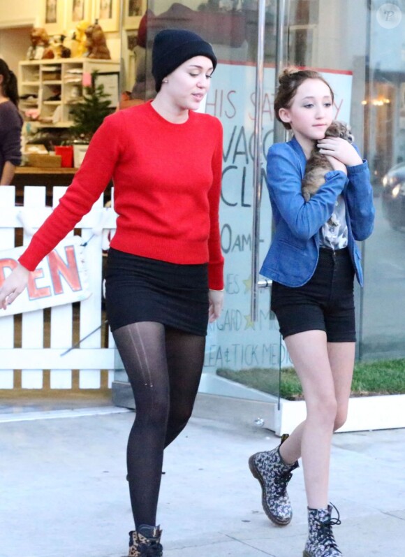 Miley Cyrus dans une animalerie avec sa soeur Noah à Los Angeles le 26 Novembre 2012.