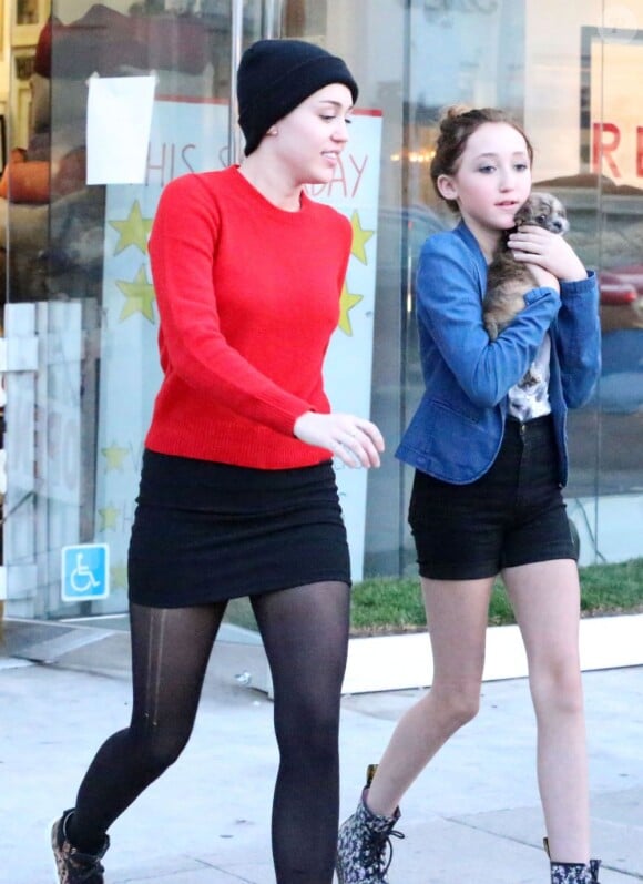 Miley Cyrus se rend dans une animalerie avec sa soeur Noah et sa mère Leticia à Los Angeles le 26 Novembre 2012.