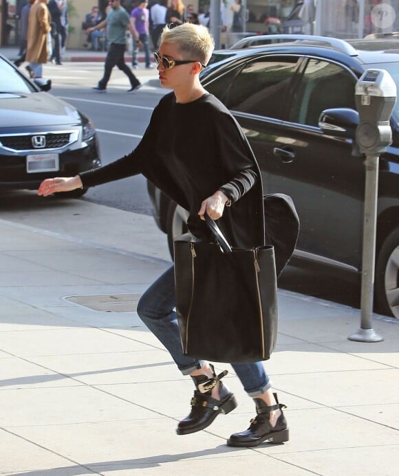 Miley Cyrus se rend chez le médecin à Beverly Hills le 5 decembre 2012.