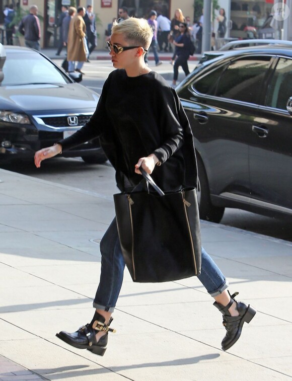 Miley Cyrus se rend chez le médecin à Beverly Hills le 5 decembre 2012.