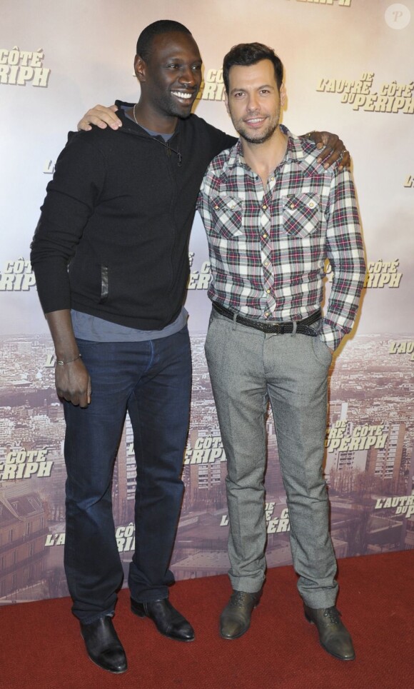 Omar Sy et Laurent Lafitte posent ensemble à l'avant-première du film De l'autre côté du Périph à Rosny, le 10 décembre 2012.