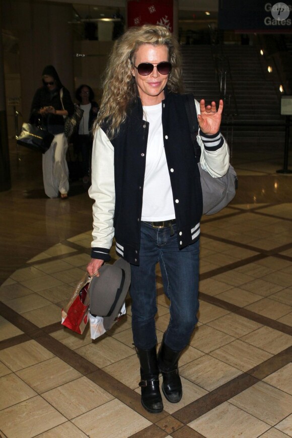 Kim Basinger souriante arrive à l'aéroport de Los Angeles le 10 décembre 2012.