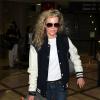 Kim Basinger, habillée comme une adolescente, et sa fille Ireland Baldwin arrivent à l'aéroport de Los Angeles le 10 décembre 2012.