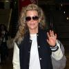 Kim Basinger, habillée comme une adolescente, et sa fille Ireland Baldwin arrivent à l'aéroport de Los Angeles le 10 décembre 2012.