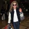 Kim Basinger, habillée comme une adolescente, et sa fille Ireland Baldwin arrivent à l'aéroport de Los Angeles le 10 décembre 2012.