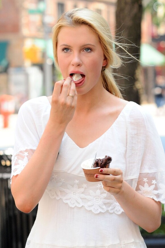 Ireland Baldwin mange une glace dans les rues de New York, le 29 juin 2012.