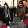 Exclusif - Rumer Willis et son petit ami Jayson Blair font du shopping dans la boutique Armani Exchange où était inauguré la cabine photo A|X Holiday, en partenariat avec l'initiative Love is Louder de la Jed Foundation. Los Angeles, le 10 décembre 2012.