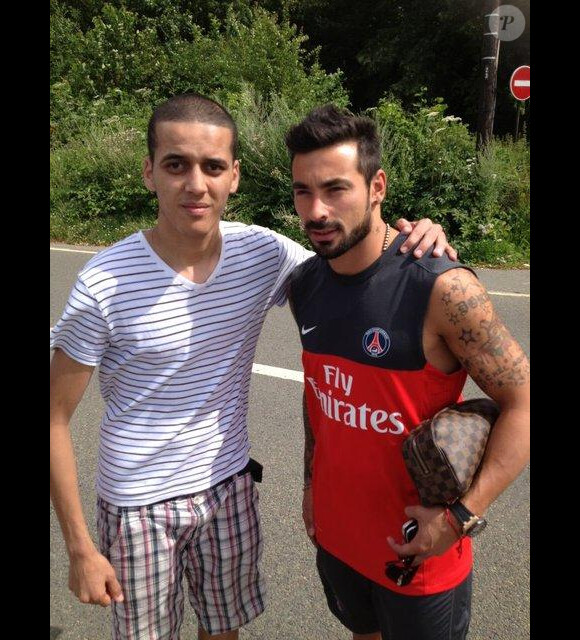 Photo postée sur Twitter par Miguel Iborra avec le joueur du PSG Ezequiel Lavezzi.