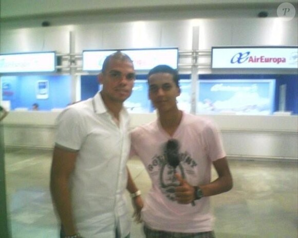 Miguel Iborra avec Pepe, défenseur du Real Madrid.