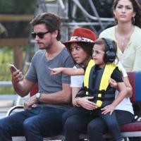 Kourtney Kardashian : Une aventurière stylée avec son fils Mason et son conjoint
