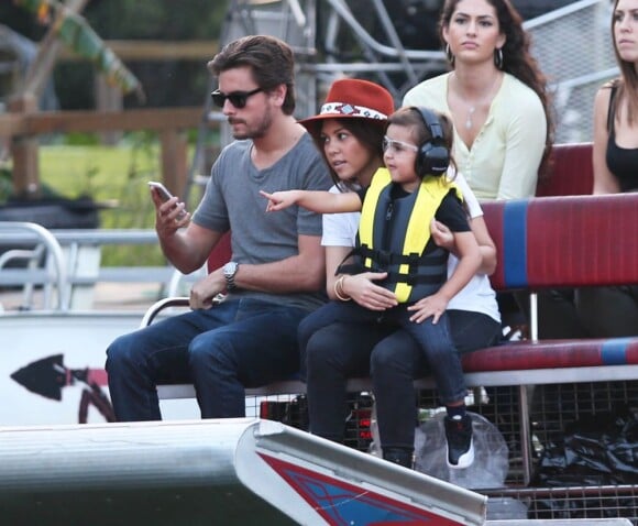 Kourtney Kardashian, Scott Disick et leur fils Mason font une balade en airboat au Safari Park d'Everglades. Le 11 décembre 2012.