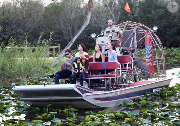 Kourtney Kardashian, Scott Disick et leur fils Mason font une balade en airboat au Safari Park d'Everglades. Le 11 décembre 2012.