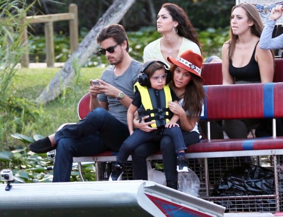 Kourtney Kardashian, Scott Disick et leur fils Mason font une balade en airboat au Safari Park d'Everglades. Le 11 décembre 2012.