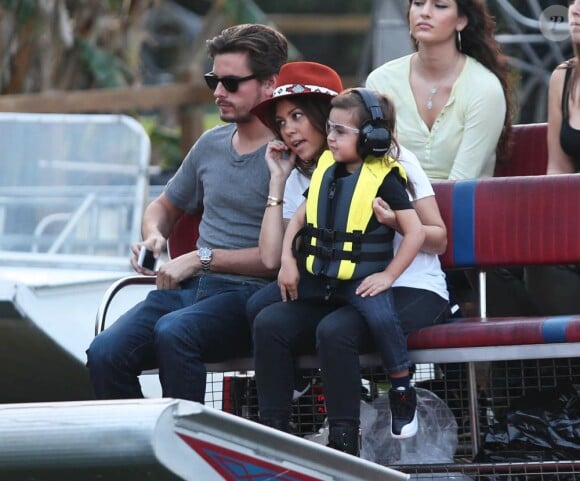 Kourtney Kardashian, Scott Disick et leur fils Mason font une balade en airboat au Safari Park d'Everglades. Le 11 décembre 2012.