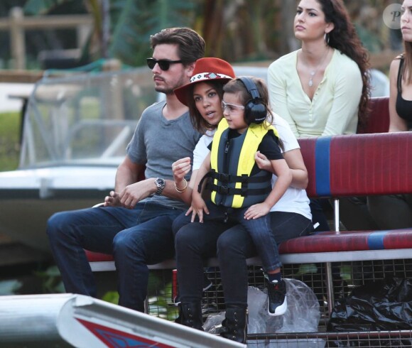 Kourtney Kardashian, Scott Disick et leur fils Mason font une balade en airboat au Safari Park d'Everglades. Le 11 décembre 2012.