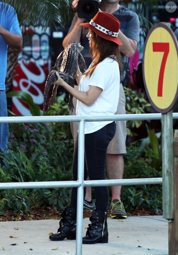 Kourtney Kardashian prend son courage à deux mains et porte un alligator lors de sa balade au Safari Park d'Everglades. Miami, le 11 décembre 2012.