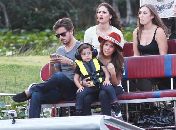 Kourtney Kardashian, Scott Disick et leur fils Mason font une balade en airboat au Safari Park d'Everglades. Le 11 décembre 2012.