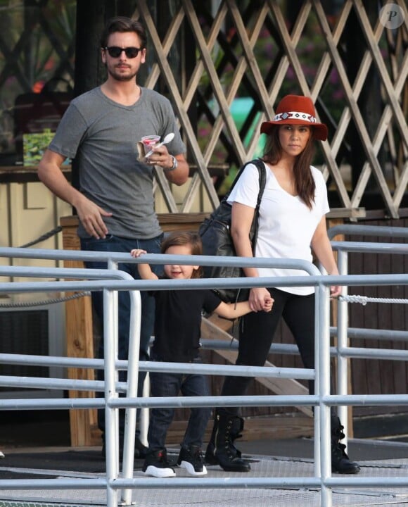 Kourtney Kardashian, Scott Disick et leur fils Mason jouent les aventuriers en pleine nature au Safari Park d'Everglades. Le 11 décembre 2012.