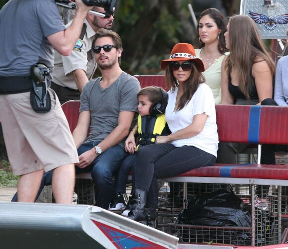 Kourtney Kardashian, Scott Disick et leur fils Mason font une balade en airboat au Safari Park d'Everglades. Le 11 décembre 2012.