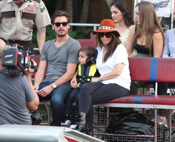 Kourtney Kardashian, Scott Disick et leur fils Mason font une balade en airboat au Safari Park d'Everglades. Le 11 décembre 2012.