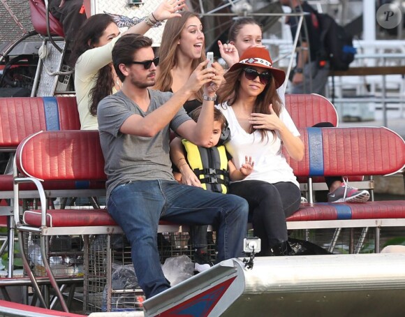 Kourtney Kardashian, Scott Disick et leur fils Mason font une balade en airboat au Safari Park d'Everglades. Le 11 décembre 2012.