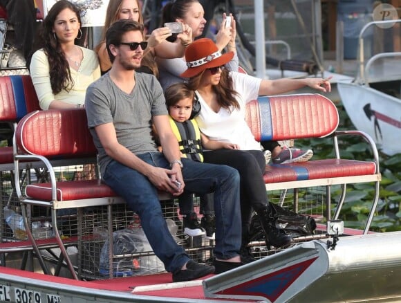 Kourtney Kardashian, Scott Disick et leur fils Mason font une balade en airboat au Safari Park d'Everglades. Le 11 décembre 2012.