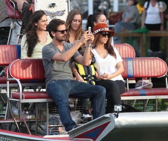 Kourtney Kardashian, Scott Disick et leur fils Mason font une balade en airboat au Safari Park d'Everglades. Le 11 décembre 2012.