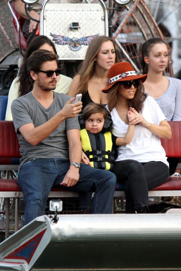 Kourtney Kardashian, Scott Disick et leur fils Mason font une balade en airboat au Safari Park d'Everglades. Le 11 décembre 2012.