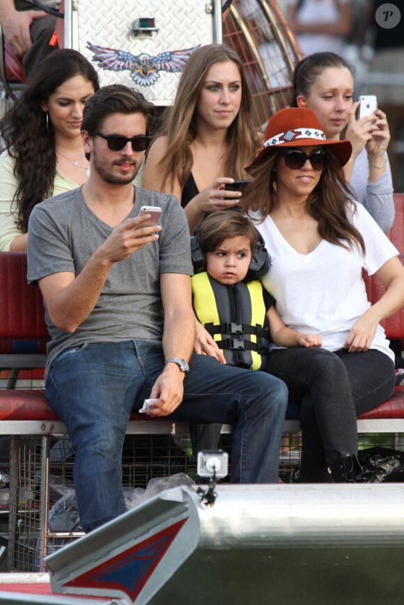 Kourtney Kardashian, Scott Disick et leur fils Mason font une balade en airboat au Safari Park d'Everglades. Le 11 décembre 2012.