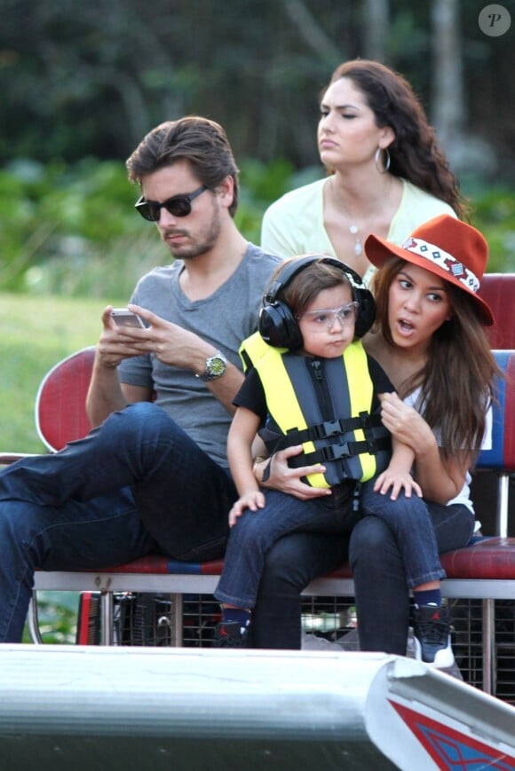 Kourtney Kardashian, Scott Disick et leur fils Mason font une balade en airboat au Safari Park d'Everglades. Le 11 décembre 2012.