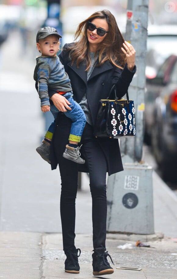 Miranda Kerr se promène avec son fils Flynn à New York. Le 1er décembre 2012.