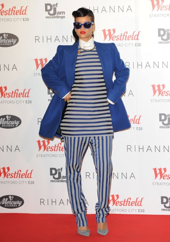 Rihanna, radieuse au centre commercial Westfield Stratford City. Londres, le 19 novembre 2012.