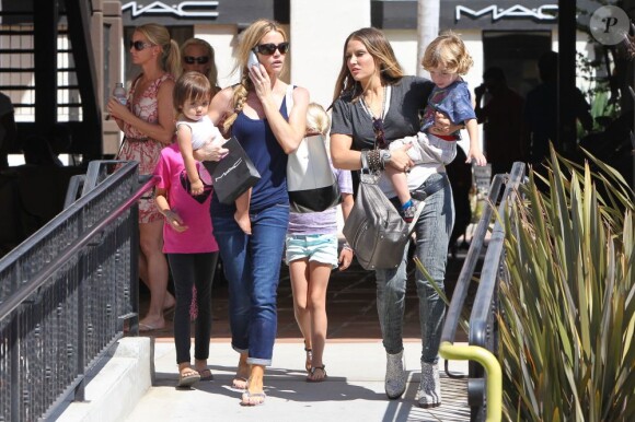 Denise Richards et Brooke Mueller font du shopping avec leurs enfants respectifs, dont le père est Charlie Sheen, à Los Angeles le 9 septembre 2012.