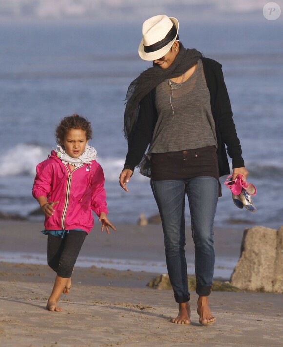 Halle Berry et sa fille Nahla se promènent sur une plage de Malibu le 9 décembre 2012