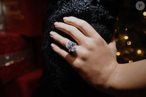 La statue de cire de Jennifer Aniston est également fiancée et possède un beau diamant porté à l'annulaire gauche. New York, le 13 décembre 2012.